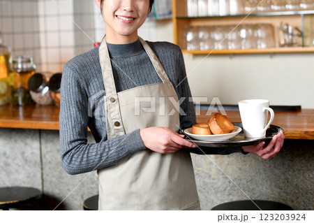 飲食店で働くアジア人の若い女性の店員 123203924