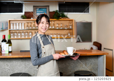 飲食店で働くアジア人の若い女性の店員 飲食店で働くアジア人の若い女性の店員 123203925