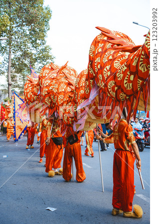traditional chinese festival in traditional costumes 123203992