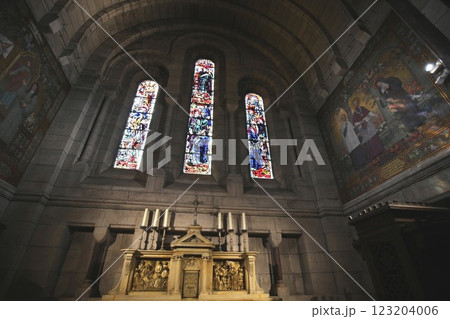 モンマルトルのサクレクール寺院の祭壇とステンドグラス 123204006