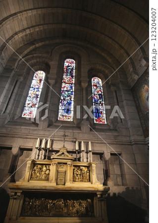 モンマルトルのサクレクール寺院の祭壇とステンドグラス 123204007
