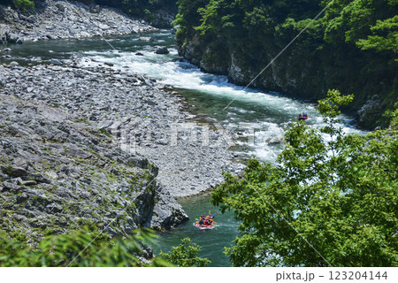 小歩危峡の急流を下るラフティング 小歩危峡の急流を下るラフティング 123204144