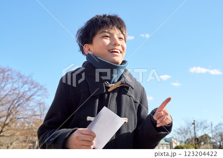 合格発表を見て笑顔になる男子学生 123204422