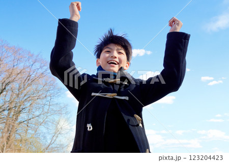 笑顔でジャンプする少年 123204423