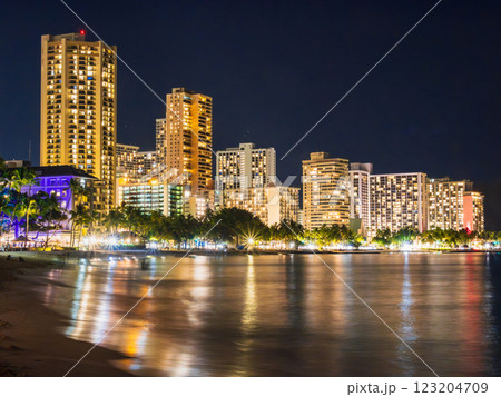 ハワイ　夜のワイキキビーチ 123204709