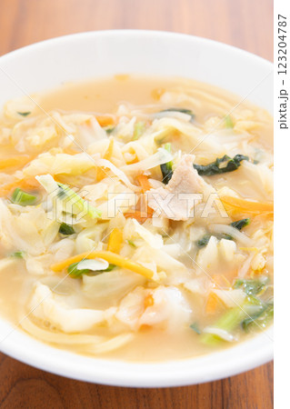 野菜たっぷりの美味しいタンメン 123204787