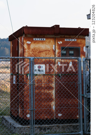 放置されたままの錆びた古い変電設備 123204826