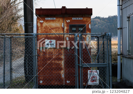放置されたままの錆びた古い変電設備 123204827