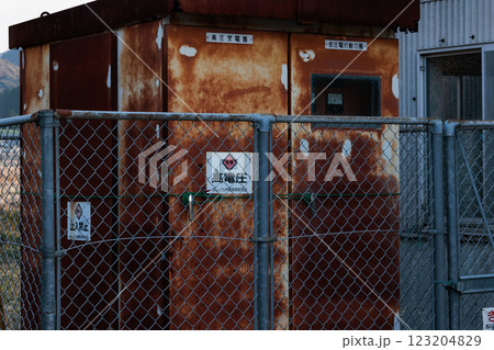 放置されたままの錆びた古い変電設備 123204829