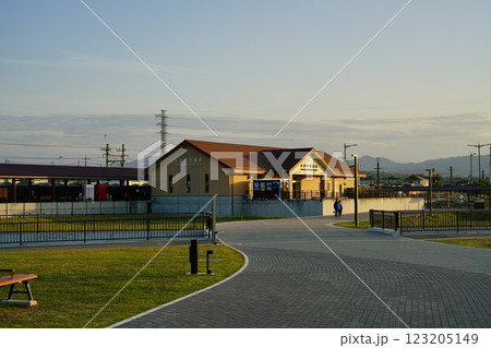 夕暮れのふかや花園駅 123205149