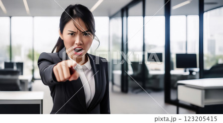 指をさしながら怒っている会社員の若い女性。パワハラ。パワーハラスメント。 123205415