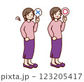 マルバツの札を持っている高齢女性のイラスト 123205417