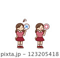 マルバツの札を持っている女の子のイラスト 123205418