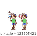 マルバツの札を持っている男の子のイラスト 123205421