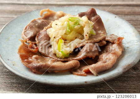 ねぎ塩豚タンの焼き肉 123206013