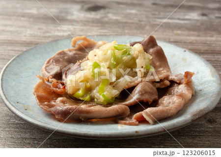 ねぎ塩豚タンの焼き肉 123206015