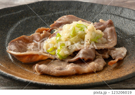 ねぎ塩豚タンの焼き肉 123206019