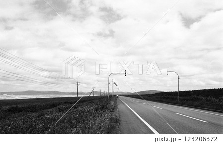 北海道の道 稚内 国道238号 宗谷ヒストリーロード 白黒画像 北海道の道 稚内 国道238号 宗谷ヒストリーロード 白黒画像 123206372