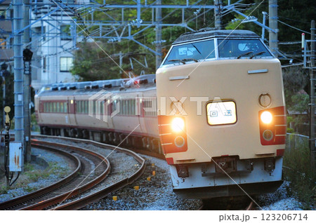 横須賀線　大船－北鎌倉　JR東日本　183系　OM102編成（大宮）　回送 123206714