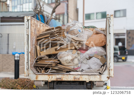 建設廃棄物を積んだアームロール車 123206758