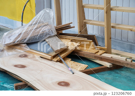 店舗の改装工事で排出した廃木材 123206760