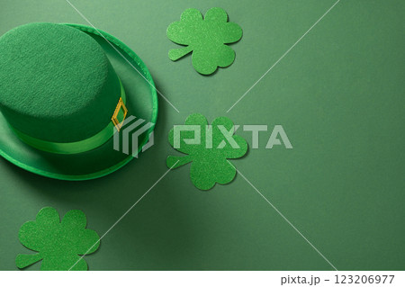 St Patricks day and March 17 concept with green parade Leprechaun Hat with belt and buckle, clover leaves on green background. View from above. Close up. Copy space. 123206977