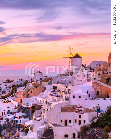 Sunset in the Oia village, Santorini, Greece. 123207061