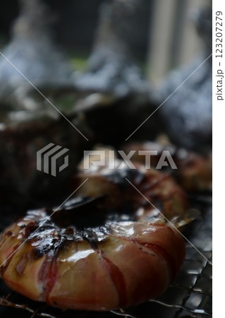 バーベキューで焼いたエビ 123207279