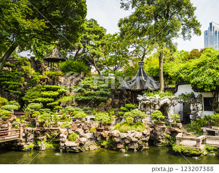 Stunning view of Yuyuan garden, Shanghai, China 123207388