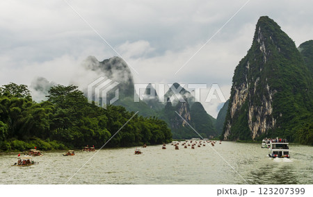 Tourists travel through scenic landscapes along the Li river from Guilin to Yangshou, China 123207399