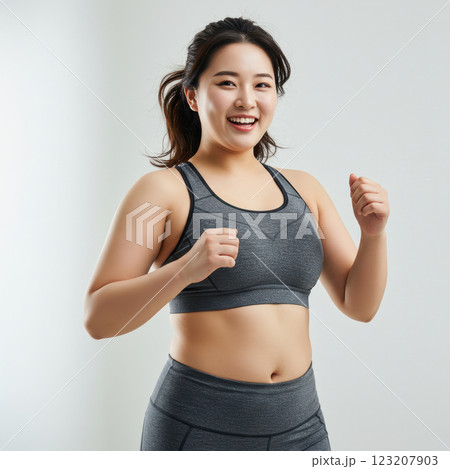 スポーツウェアでランニングするぽっちゃりした若い女性（AI生成画像） 123207903