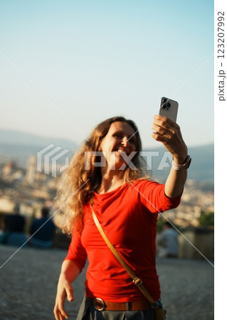 Young girl tourist takes a selfie 123207992