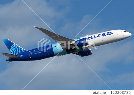 ユナイテッド航空B789l離陸上昇 123208780
