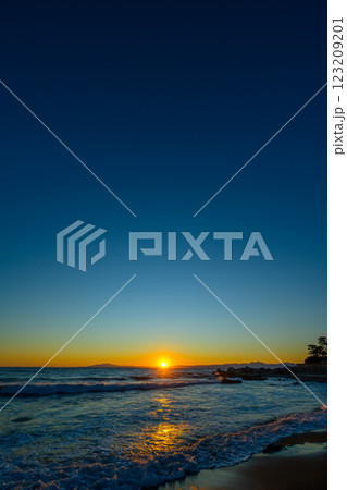 夕焼けに染まる三ケ下海岸の砂浜と波の音 夕焼けに染まる三ケ下海岸の砂浜と波の音 123209201