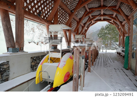 運航停止したモノレール 廃業したテーマパーク 運航停止したモノレール 廃業したテーマパーク 123209491