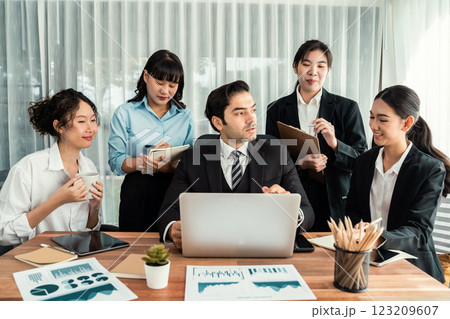 Diverse of business people discuss business. Habiliment 123209607