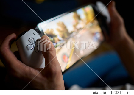 Enjoy an exciting gaming session with a handheld console full of thrills and adventures 123211152