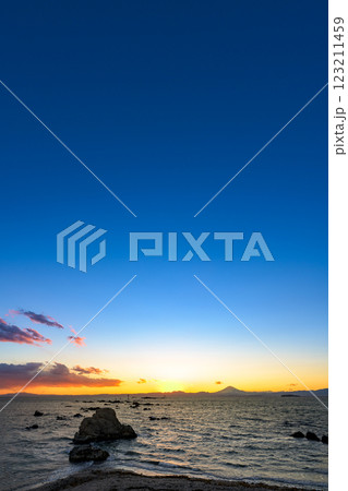 穏やかな波と夕日が描く絶景の森戸海岸 穏やかな波と夕日が描く絶景の森戸海岸 123211459