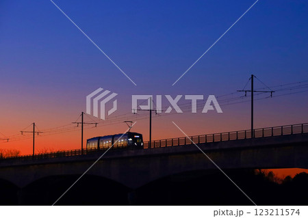 宇都宮市 冬の夜明けに鬼怒川を渡るLRT(次世代型路面電車) 宇都宮市 冬の夜明けに鬼怒川を渡るLRT(次世代型路面電車) 123211574