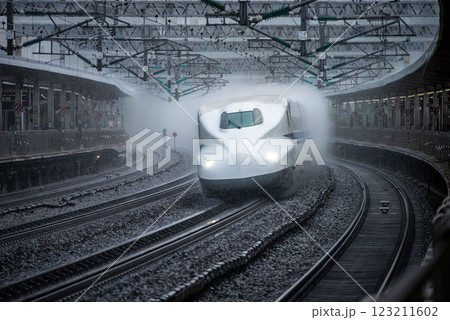 豪雨の飛沫を纏いながら疾走する新幹線 豪雨の飛沫を纏いながら疾走する新幹線 123211602