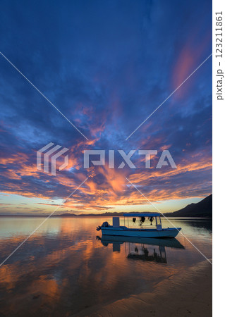 沖縄・石垣島の夏の夜明け|美しい朝の風景 沖縄・石垣島の夏の夜明け|美しい朝の風景 123211861