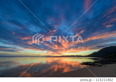 朝日を浴びる海と砂浜｜南国リゾート石垣島の魅力 123211862