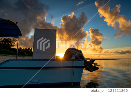 夕日を浴びるボート｜南国リゾート石垣島の風景 123211866