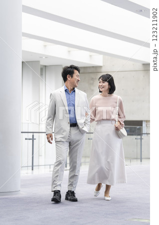 笑顔で歩く50代の夫婦　イメージ　 123211902