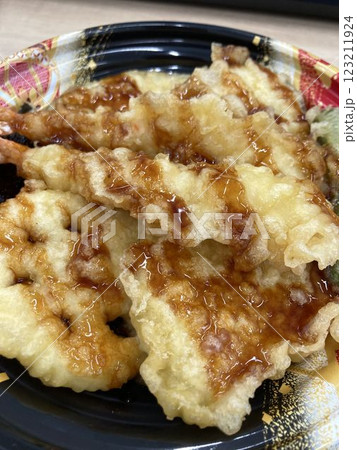 サラリーマンの昼食(天丼弁当) サラリーマンの昼食(天丼弁当) 123211924