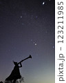 ラッパ吹きと星空 123211985