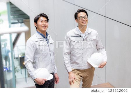 オフィスビルで働く作業員のスタッフ 123212002