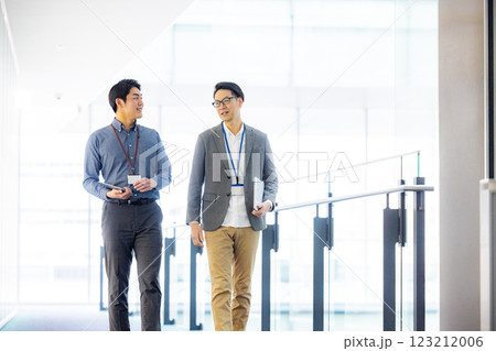 ビジネスマン　エンジニア　オフィスカジュアル 123212006