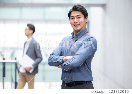 オフィスのロビーで働く男性のイメージ 123212019