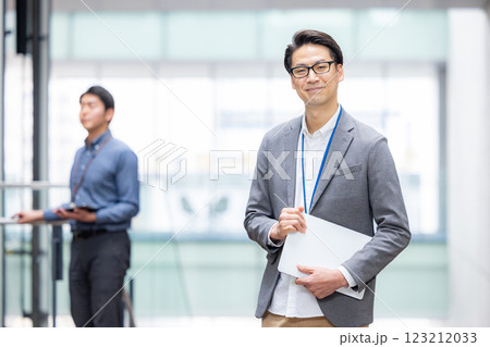 オフィスでパソコンを使って働く男性のエンジニア 123212033